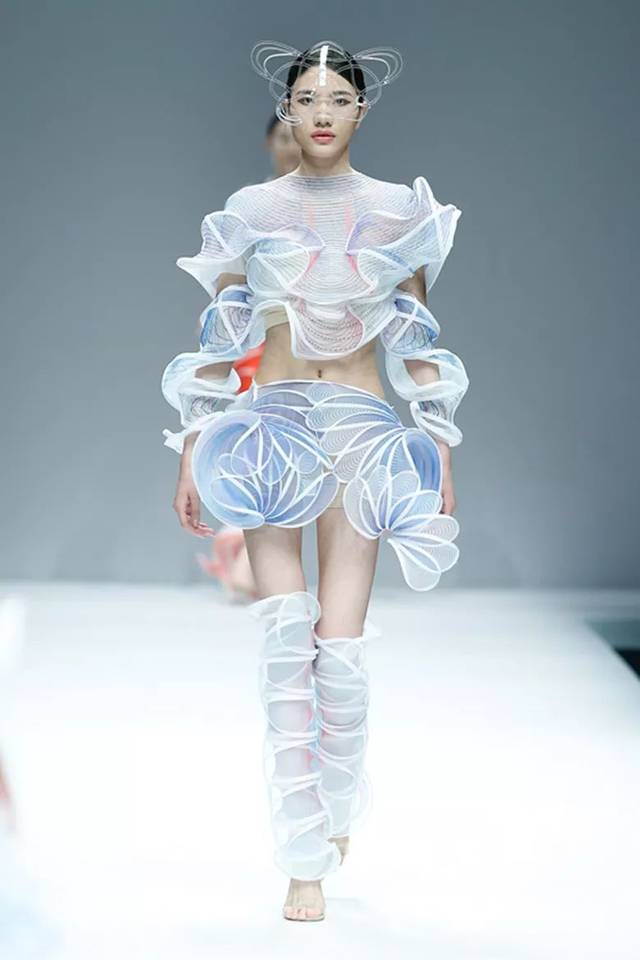 中國(guó)學(xué)院派服裝設(shè)計(jì)畢業(yè)作品創(chuàng)意集 傳統(tǒng)與現(xiàn)代的融合探索