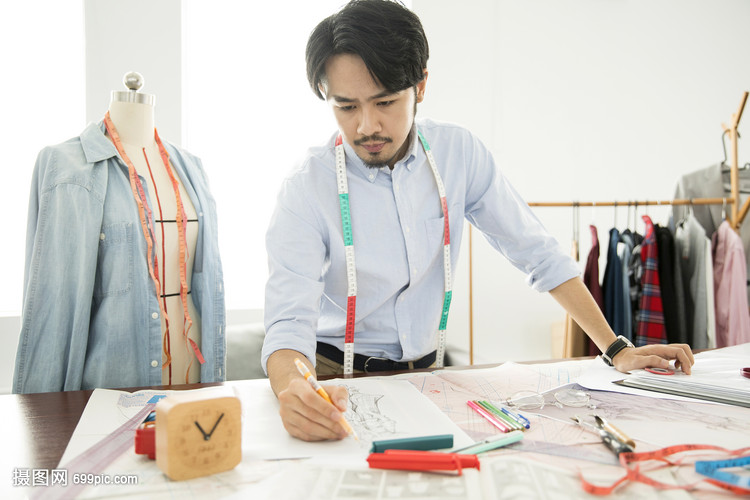 服裝設(shè)計(jì)師與產(chǎn)品設(shè)計(jì)的融合與創(chuàng)新